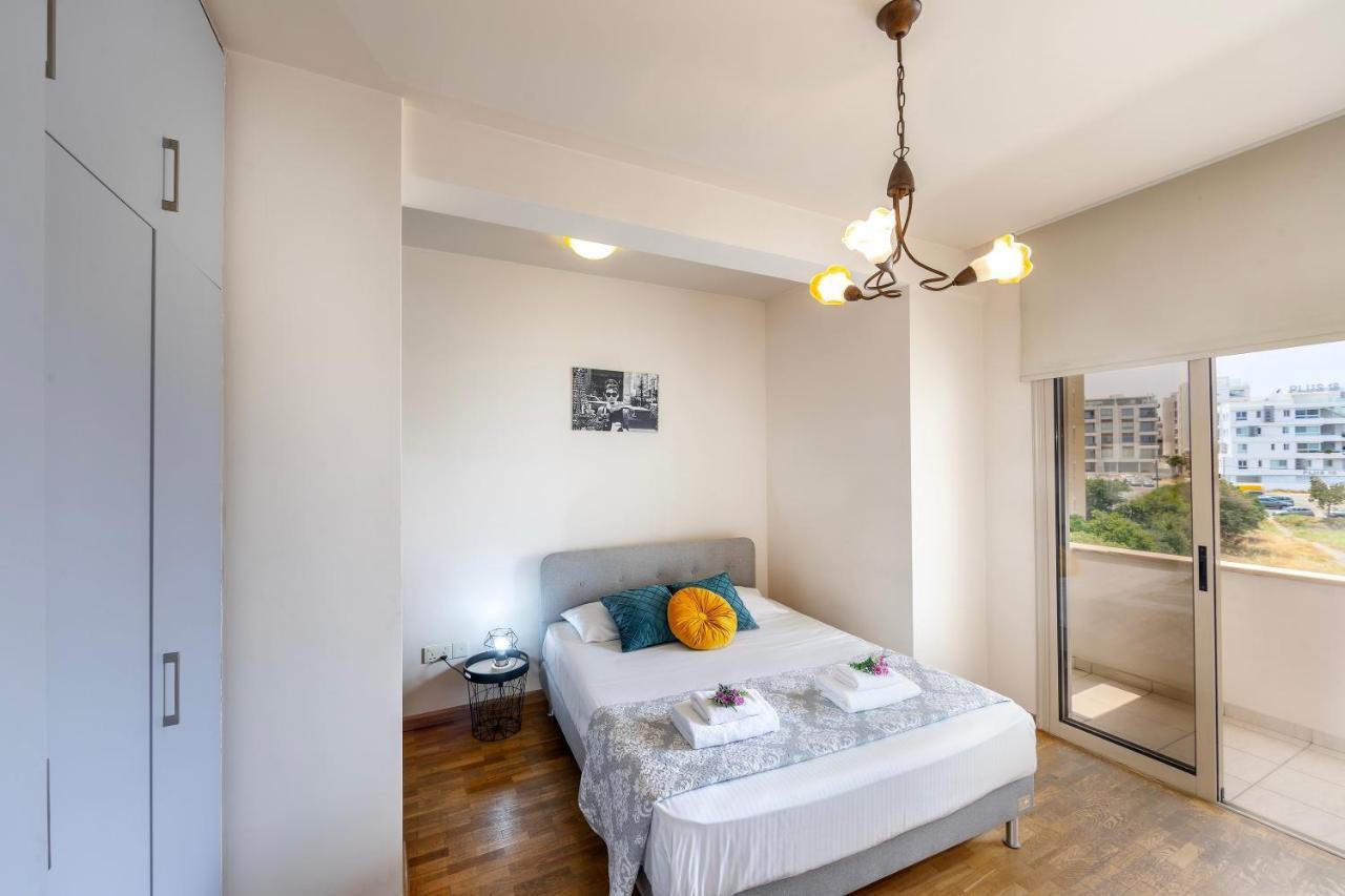Mackenzie Beachfront Eftyhia Suite Larnaca Extérieur photo